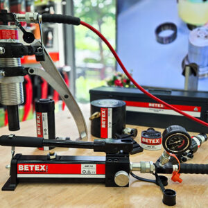 Hand pump BETEX AHP: 700-bar two-speed aluminium hand pump, portable with locking release knobs for precise hydraulic control across sites.