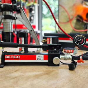 Aluminium-alloy construction keeps Hand pump BETEX AHP lightweight for transport, improving mobility between workstations and varied industrial or daily environments.