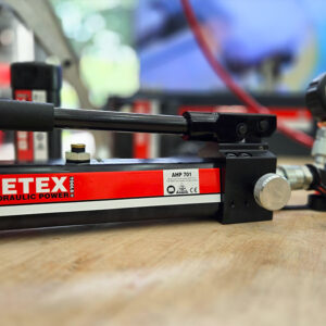 Lockable release knobs and user-friendly handles on Hand pump BETEX AHP enable fine pressure control and safer, predictable manual operation.