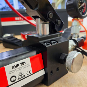 Complete Hand pump BETEX AHP sets supply pump, T-adaptor, pressure gauge, 1.5-meter hose, couplers, and a durable steel storage case.