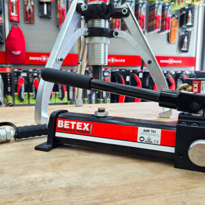 Two-speed stages on Hand pump BETEX AHP raise efficiency to reach 700 bar quickly, with pressure monitoring via included gauge.