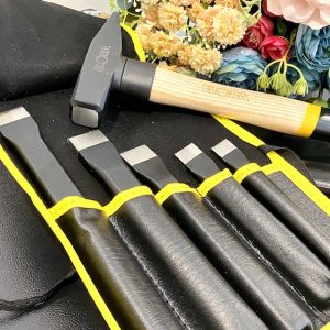 Chisel set ELORA 260-S5 with tempered striking heads and oiled edges, they come in a black plastic rolling pouch