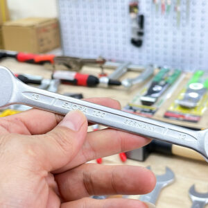 Sand-blasting creates the matt non-slip finish, while the jaw ends of ELORA 100 are polished smooth.