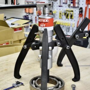 Hydraulic Puller BETEX HP 203 saves valuable setup space by integrating hydraulic functions directly, making it particularly advantageous for confined work environments.
