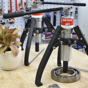 Hydraulic Puller BETEX HP 203 provides repeatable, safe, and efficient performance, combining ergonomic operation with reliable load distribution across its arms.