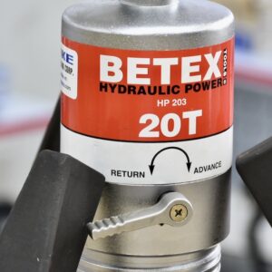 Hydraulic Puller BETEX HP 203 operates on a principle where the tighter the applied hydraulic pressure, the stronger the jaws grip, ensuring no slippage during dismounting.
