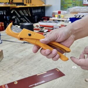 With Ø37 mm capacity, Plastic tubing cutter MCC JPC-37 accommodates both metric and inch pipe dimensions.