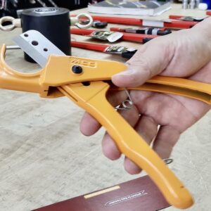 Plastic tubing cutter MCC JPC-37 employs a reversible blade design, ensuring quick replacement without special tools.