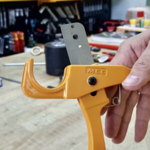 Circular blade holder in Plastic tubing cutter MCC JPC-37 prevents pipe slippage and supports cutting direction reversal.