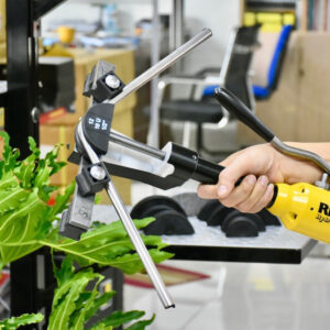 REMS Hydro-Swing Oil-hydraulic hand pipe bender weighs 2.4 kg, compact, portable, with closed hydraulic system suitable for confined installation environments.
