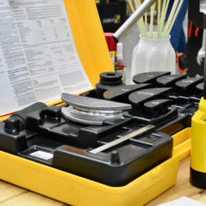 REMS Hydro-Swing Oil-hydraulic hand pipe bender integrates an oil-hydraulic cylinder from rolled tube, ensuring durability and consistent hydraulic pressure generation.