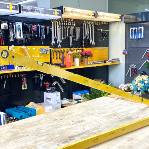 End supports on Stabila Type 70P-2-2 spirit level prevent surface contact issues, ensuring precise alignment despite local irregularities.