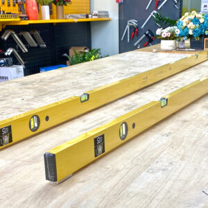 With elevated ends, the Stabila Type 70P-2-2 spirit level resists tipping or shifting during long-span surface measurements.
