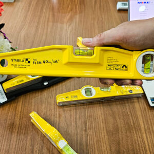 Spirit level STABILA Type 81 SM includes a rare-earth ferrite magnet system integrated along the base. This system provides reliable magnetic adhesion to ferrous substrates, supporting hands-free measurement, alignment, and installation operations.