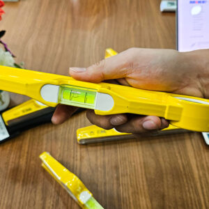 Spirit level STABILA Type 81 SM features a trapezoidal cross-section for enhanced grip and reduced rotational slip during use. The form factor optimizes one-hand handling, especially in overhead or vertically confined spaces.