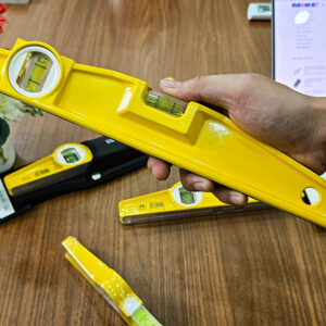 Spirit level STABILA Type 81 SM incorporates one horizontal and one vertical vial, both aligned and permanently fixed to the base. The vial system is resistant to mechanical drift and thermal expansion, ensuring stability across measurement cycles.