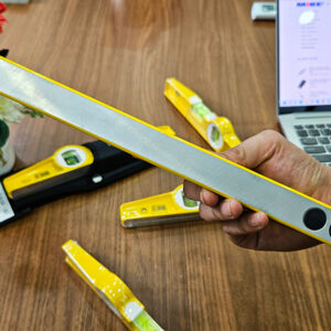 Spirit level STABILA Type 81 SM is finished with electrostatic powder coating, minimizing surface fouling from dust or cutting oil. This enables rapid post-use cleaning and prevents visual obfuscation of the vials.