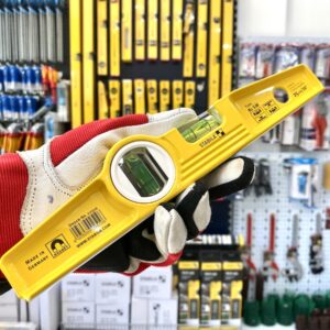 Spirit level STABILA Torpedo 02510 type 81 SM has a powder-coated surface applied electrostatically, preventing oxidation and enabling quick cleaning of oil, metal dust, or grime—key for maintaining readability and accuracy in metalworking contexts.