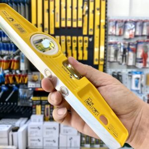 Spirit level STABILA Torpedo 02510 type 81 SM measures 25 cm in length, optimizing maneuverability in confined spaces. Its compact format allows access to recessed joints, narrow trusses, and structural cavities where standard-length levels are impractical.