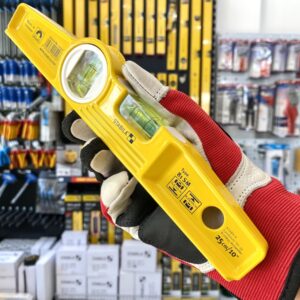 Spirit level STABILA Torpedo 02510 type 81 SM has a die-cast aluminium body that offers structural rigidity and shock resistance. This material selection supports mechanical resilience in fabrication, welding, and steel erection environments requiring durable contact tools.