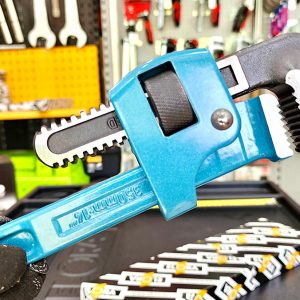 ELORA 75 wrenches feature adjustable jaws, allowing them to securely grip pipes ranging from 35mm to 77mm.