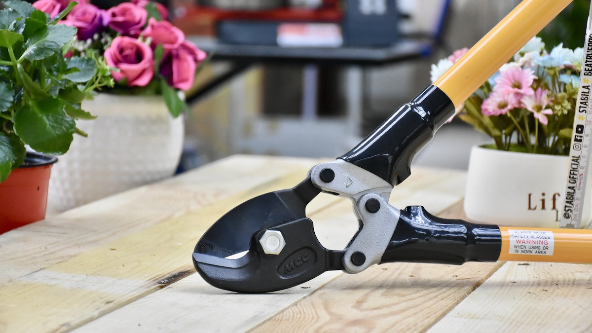 Insulated cable cutter