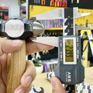 Ball peen hammer ELORA 1670 – Ash handle manufactured to DIN 5111 for resilience and ergonomic handling.