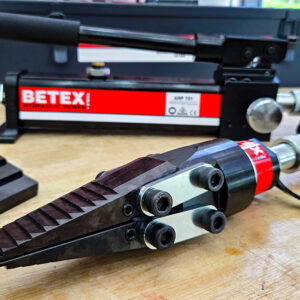 Hydraulic wedge BETEX 15TLS Duo-set operates at a maximum pressure of 700 bar, with a total length of 235 mm.