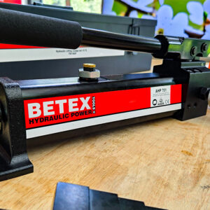 Hydraulic wedge BETEX 15TLS Duo-set operates in tight spaces with a jaw opening range of 5 mm to 40 mm.