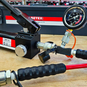 Hydraulic wedge BETEX 15TLS Duo-set comes with multi-step safety blocks to secure the load safely after lifting