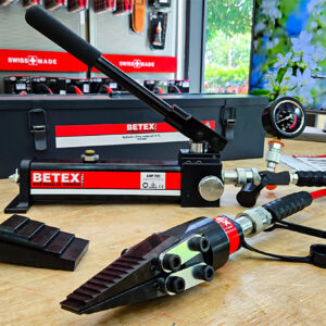 Hydraulic wedge BETEX 15TLS Duo-set features slim, hardened steel jaws for high durability and resistance under heavy loads.
