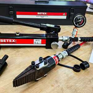 Hydraulic wedge BETEX 15TLS Duo-set includes a 2-stage hand pump, two 1.5 m hoses, pressure gauges, quick couplers, and T-adapters.