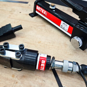 Hydraulic wedge BETEX 15TLS Duo-set includes two single-acting hydraulic spreaders, each with 15-ton capacity, for a total of 30 tons.