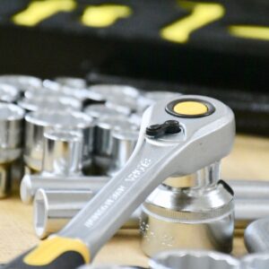 ELORA LSSMF Socket set features reversible ratchet 770-L1F equipped with safety locking mechanism.