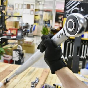 ELORA 2070 torque wrench integrates Nm and ft-lb scales, providing dual reading capability.