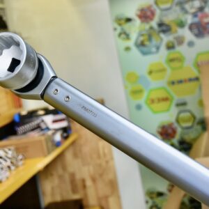 ELORA 2070 torque wrench adjusts 100–1000 Nm torque, push-through 3/4 inch drive, precision certified to EN ISO 6789:2017.