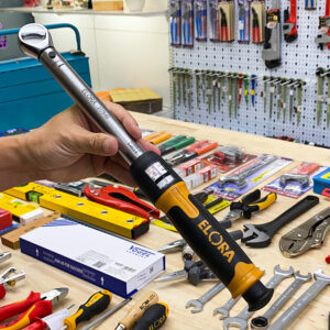 Torque wrench ELORA 2179 integrates QUATROLIT®-2C handle for non-slip secure control during operation.