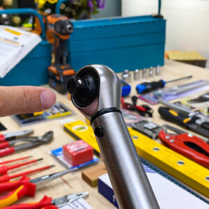 Torque wrench ELORA 2179 operates clockwise using fine-toothed ratchet, enabling 8° working angle precision.