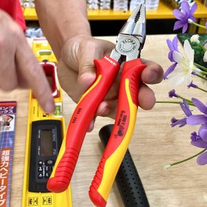 ELORA 960 series combination pliers feature VDE 1000V insulated handles, catering to demanding professional standards.