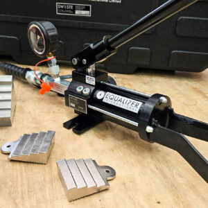 Hydraulic flange spreader SW15TESTD provides 15-ton capacity, ensuring efficient and reliable flange separation in industrial maintenance operations.