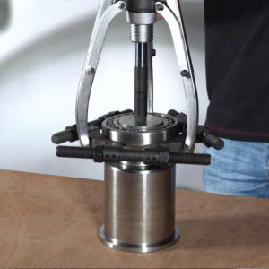 Tri-Section Pulling Plates BETEX STP-3 achieve weight efficiency, with the smallest model weighing 3.5 kg and the largest 45 kg, relative to load capacity.