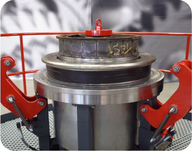 Hydraulic wheel rim press