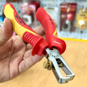 The incorporation of VDE 1000V insulation indicates the tool’s suitability for use in environments where electrical safety is paramount, making it an essential tool for electricians and technicians working with electrical wiring.
