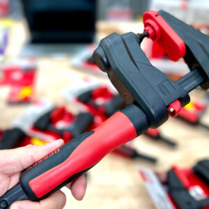 The ergonomic bar-mounted handle of BESSEY GK gear-driven F-style wood clamp enables controlled force application with one hand.