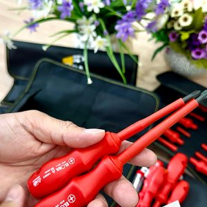 ELORA 900-S7 Limited Edition Insulated Screwdriver Set includes a voltage tester with a 120-230V range.