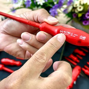 ELORA 900-S7 Limited Edition Insulated Screwdriver Set has hardened steel blades, suitable for electrical tasks and durable for tough conditions.