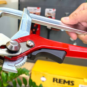 BESSEY GH Series lever clamps include an ergonomic, non-slip handle, improving grip and control during operation.