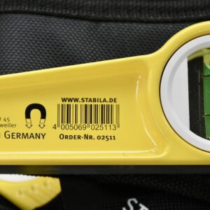 Spirit level Torpedo Stabila 02511 type 81 SM includes a durable belt pouch that prevents debris accumulation and physical damage during transit or when not in use. The pouch also improves deployment efficiency during sequential alignment tasks.