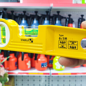 Spirit level Torpedo Stabila 02511 type 81 SM features a die-cast aluminium body, selected for its dimensional stability and tolerance to mechanical impact during field operations. This ensures sustained shape integrity, essential for maintaining reference accuracy in metal fabrication environments.