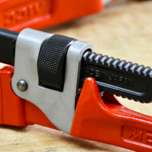Heavy duty pipe wrenches PW-AD – Fully floating hook jaw with spring suspension ensures quick grip and easy release.